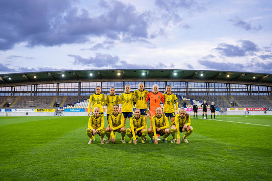 The starting eleven of Sweden pose for a photo