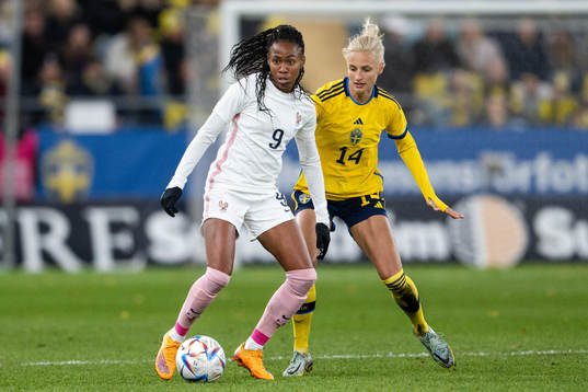 Lindsey Thomas of France and Nathalie Björn of Sweden