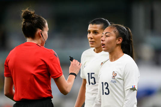 Referee Olatz Rivera Olmedo talks to Kenza Dali and Selma