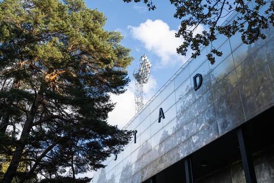 Belysningsmast och detalj på Stadsparksvallen