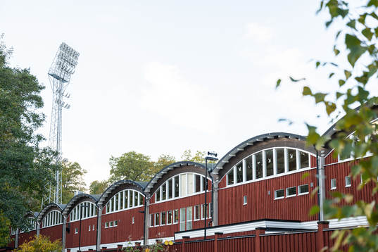 Läktare och belysningsmast utifrån på Stadsparksvallen