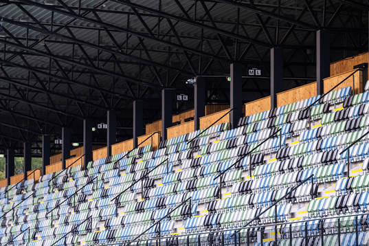 Stolar på läktare på Stadsparksvallen