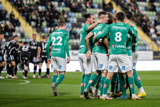 Jönköpings Södras Marko Nikolic jublar med lagkamrater