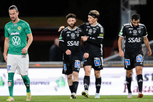 Brages Jonathan Syberg Tamimi och Douglas Karlberg jublar