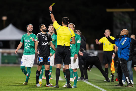 Brages Ferhad Ayaz tilldelas gult kort av domare Adi