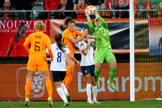 Fenna Kalma of Netherlands and goalkeeper Aurora Mikalsen