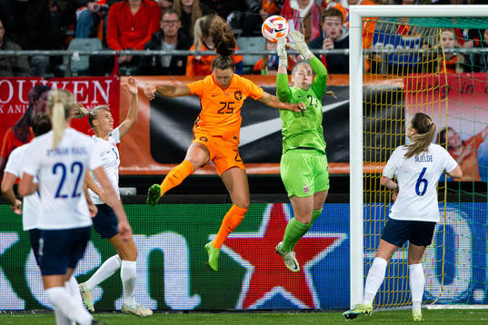 Fenna Kalma of Netherlands and goalkeeper Aurora Mikalsen