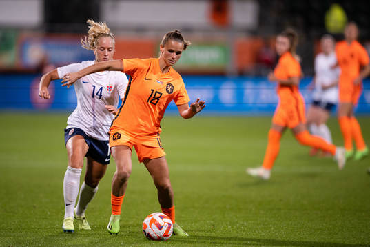 Amalie Eikeland of Norway and Kerstin Casparij of