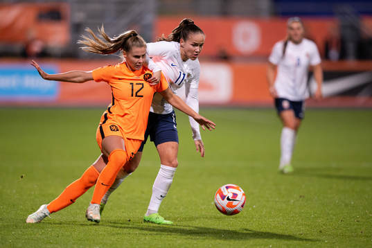 Victoria Pelova of Netherlands and Guro Reiten of Norway