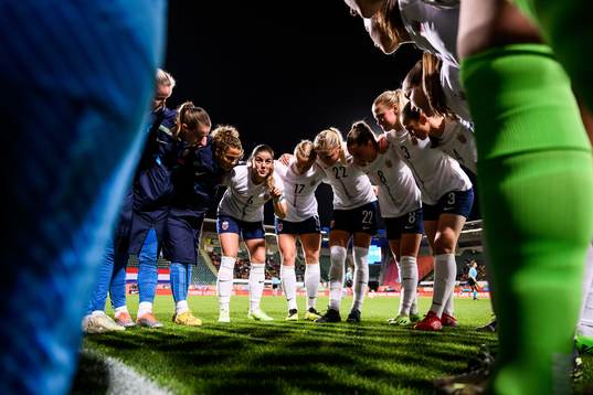 Maren Mjelde of Norway with her teammates