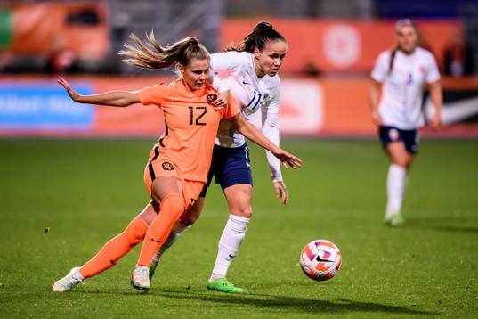 Victoria Pelova of The Netherlands and Guro Reiten of Norway