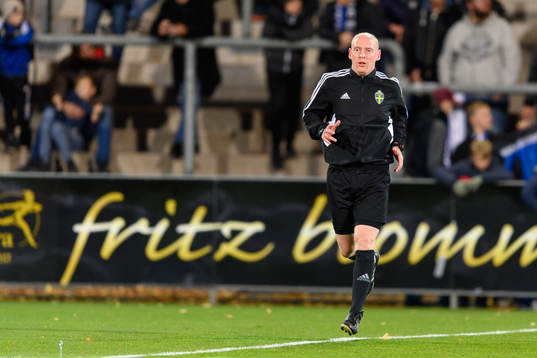 Domare Per Melin före fotbollsmatchen i Superettan mellan