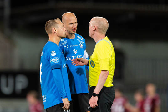 Halmstads Joel Allansson och Andreas Johansson reagerar på