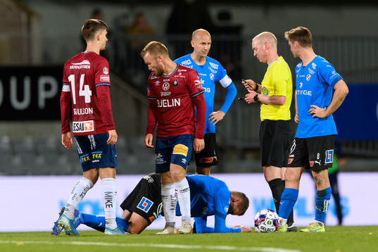 Örgrytes Nicklas Bärkroth får gult kort