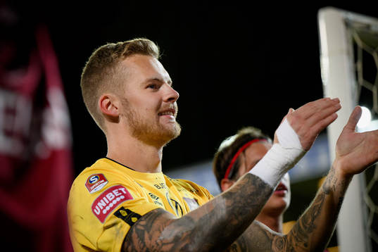 Örgrytes målvakt Robin Wallinder jublar