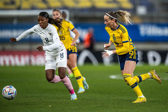 Grace Geyoro of France and Kosovare Asllani of Sweden