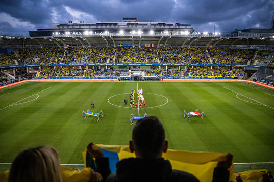 The players enters the pitch