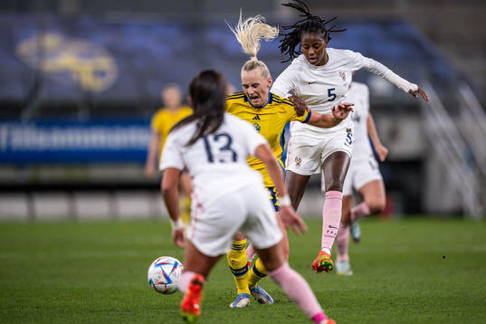 Stina Blackstenius of Sweden and Aissatou Tounkara of France