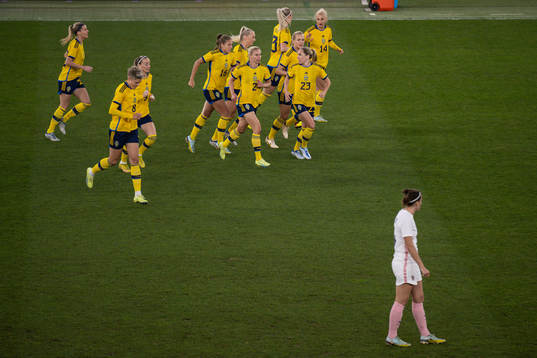 Players of Sweden celebrate with Filippa Angeldahl