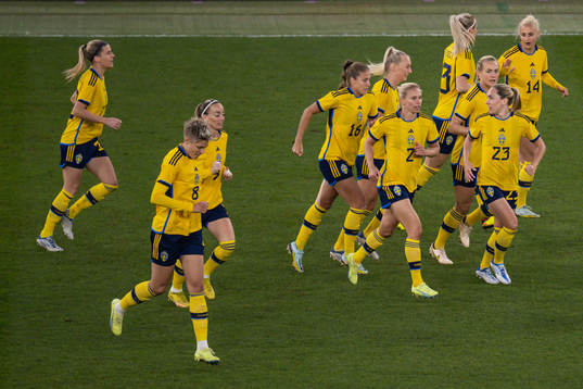 Players of Sweden celebrate with Filippa Angeldahl