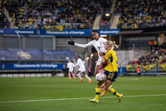 Lindsey Thomas of France and Jonna Andersson of Sweden