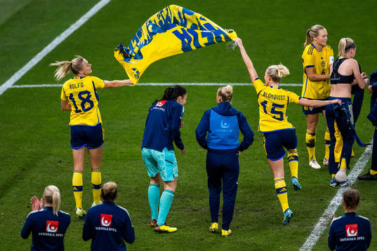 Fridolina Rolfö, goalkeeper Zecira Musovic, Hanna Bennison