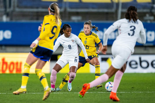 Grace Geyoro of France and Filippa Angeldahl of Sweden