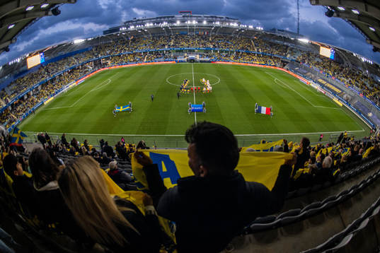 Players of Sweden and of France enter the arena