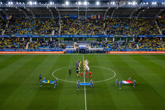 Players of Sweden and of France enter the arena
