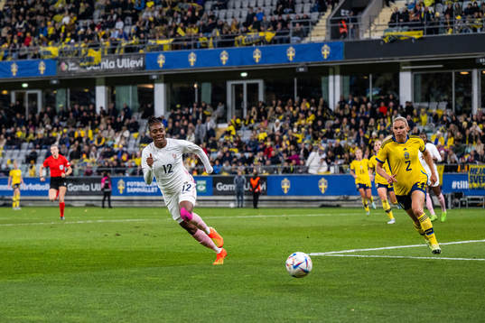 Melvine Malard of France and Jonna Andersson of Sweden
