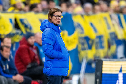 Head coach Corinne Diacre of France
