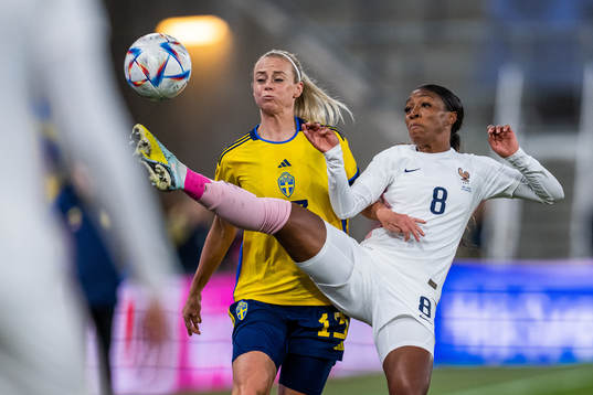 Amanda Ilestedt of Sweden and Grace Geyoro of France