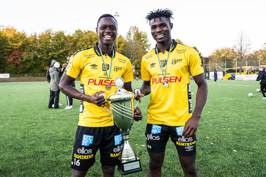 Elfsborgs Timothy Ouma och Youssef Khaled jublar med pokalen