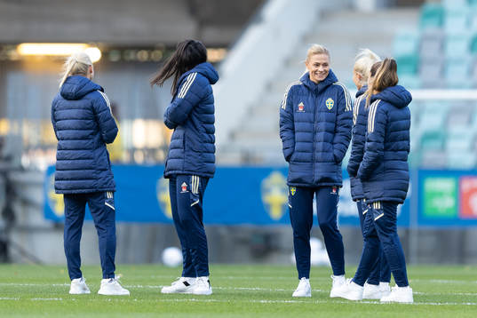 Fridolina Rolfö and team mates