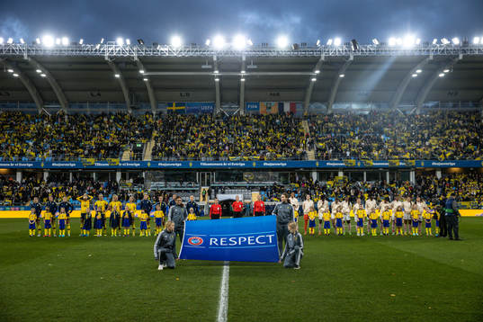 The players at line up