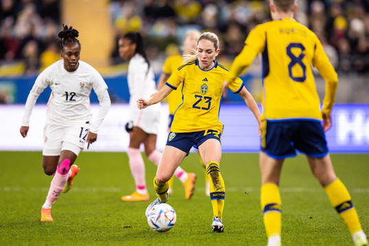 Melvine Malard of France and Elin Rubensson of Sweden