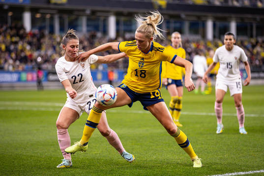 Eve Perisset of France and Fridolina Rolfö of Sweden