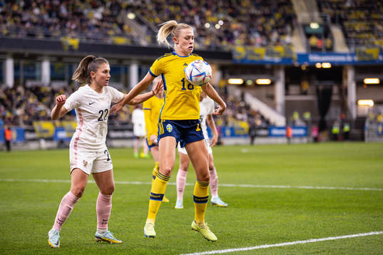 Eve Perisset of France and Fridolina Rolfö of Sweden