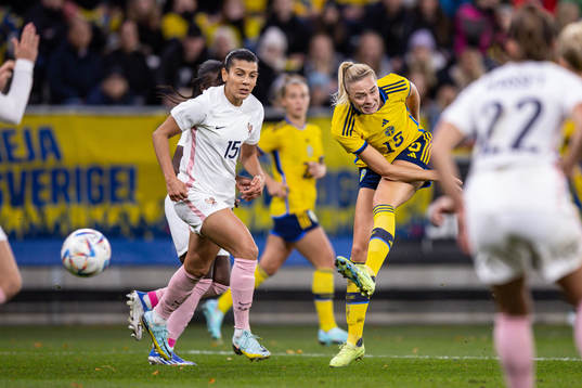 Kenza Dali of France and Fridolina Rolfö of Sweden
