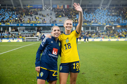 Elin Rubensson and Fridolina Rolfö celebrates