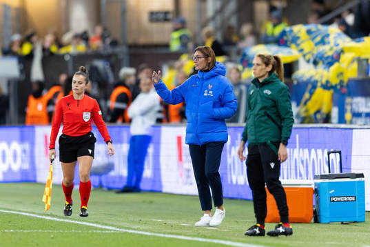 Head coach Corinne Diacre of France