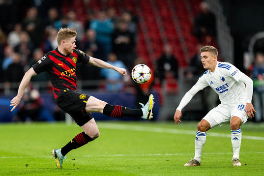 Kevin De Bruyne of Manchester City and Elias Jelert of