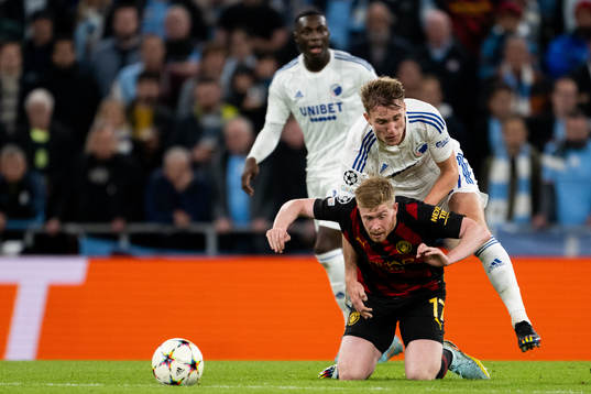 Kevin De Bruyne of Man City and Valdemar Lund of Copenhagen