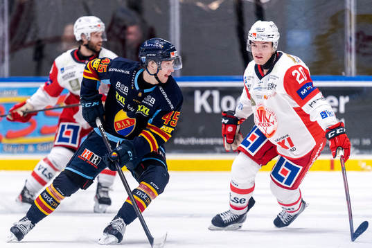 Djurgårdens Noah Östlund och Västerviks Alexis D'aoust
