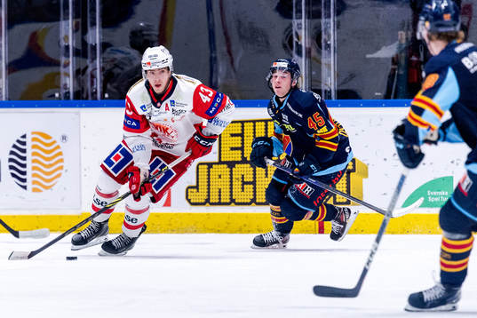Västerviks Max Krogdahl och Djurgårdens Noah Östlund