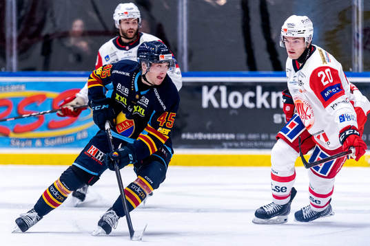 Djurgårdens Noah Östlund och Västerviks Alexis D'aoust