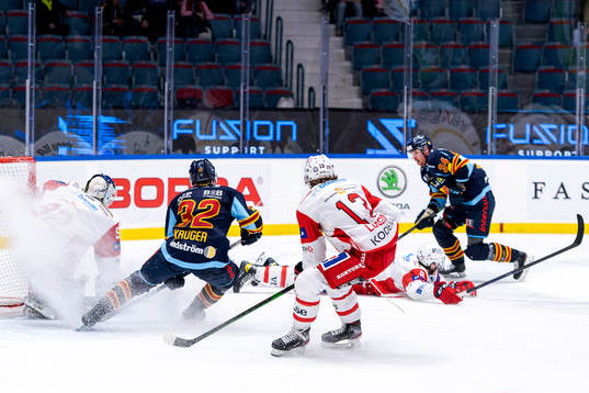 Västerviks målvakt Edvin Olofsson, Troy Loggins och