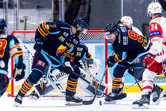 Djurgårdens Johan Alm och Cameron Schilling mot