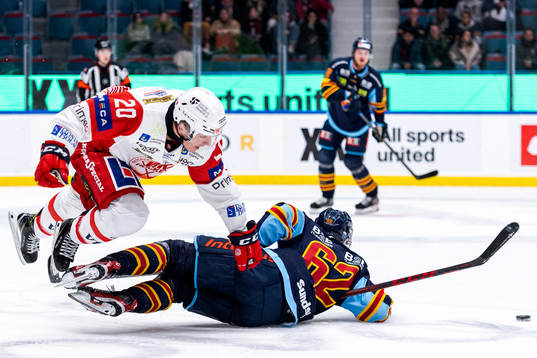 Västerviks Alexis D'aoust och Djurgårdens Wiktor Nilsson