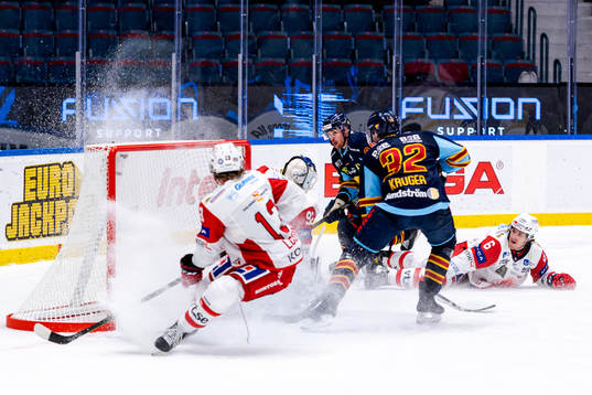 Västerviks Troy Loggins, målvakt Edvin Olofsson och
